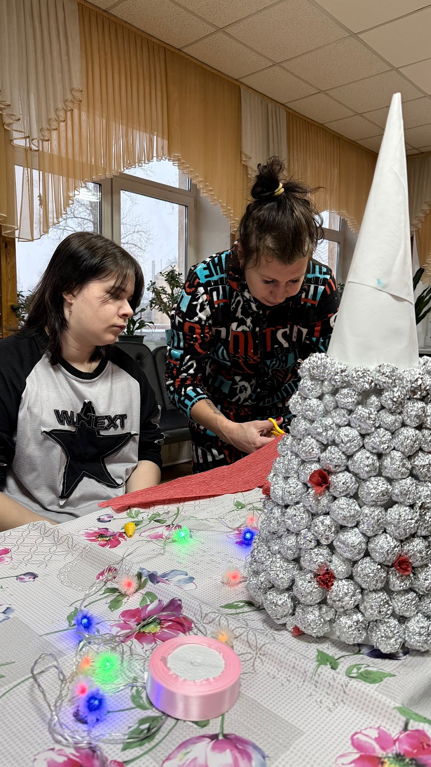 Волшебство своими руками: ребята создали уникальную новогоднюю елку!