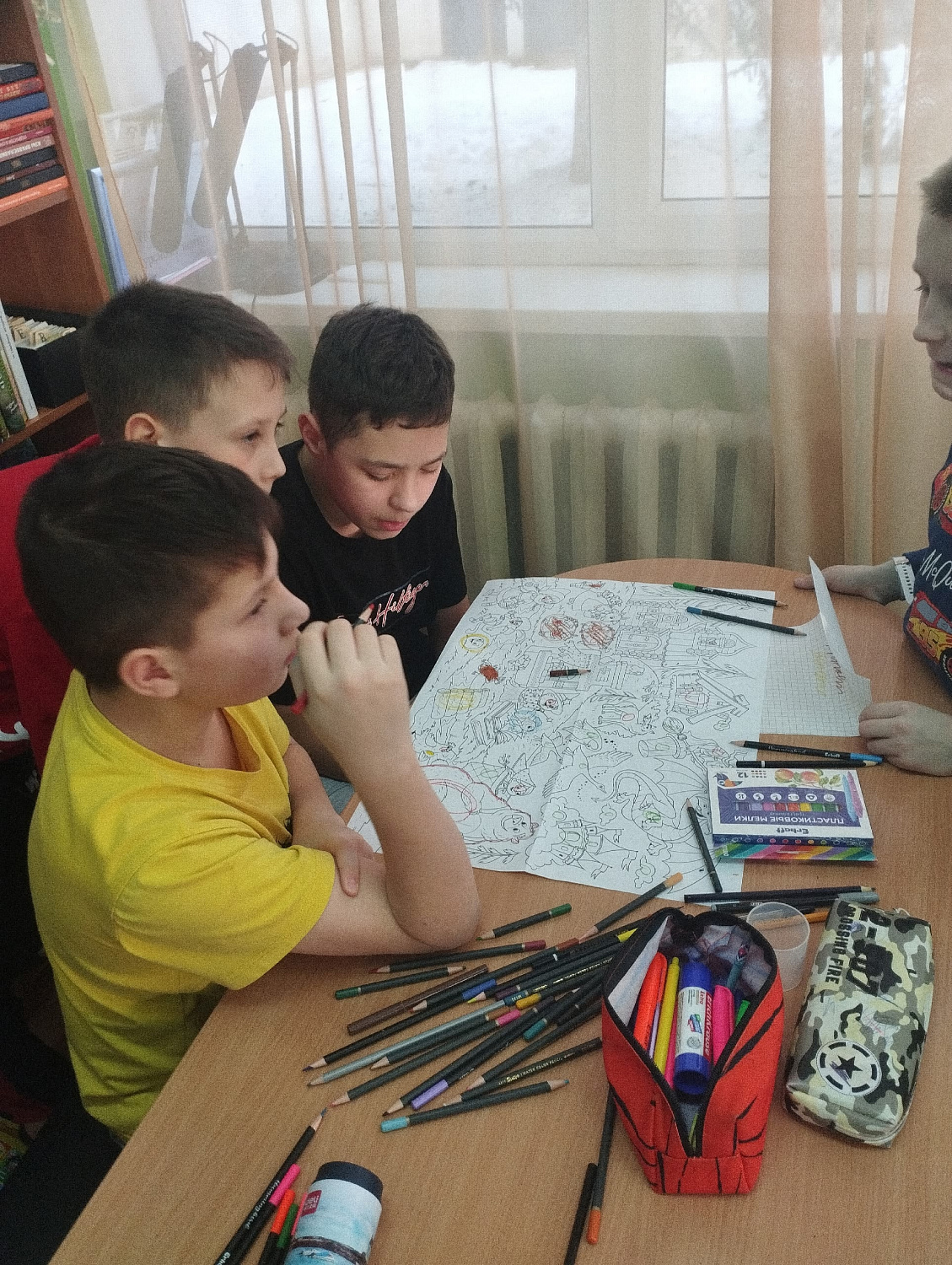Зимние игры. День творчества: «Раскраски народов России» Когда карандаши становятся путешественниками! Как мы рисовали многоцветную карту России, не выходя из комнаты.