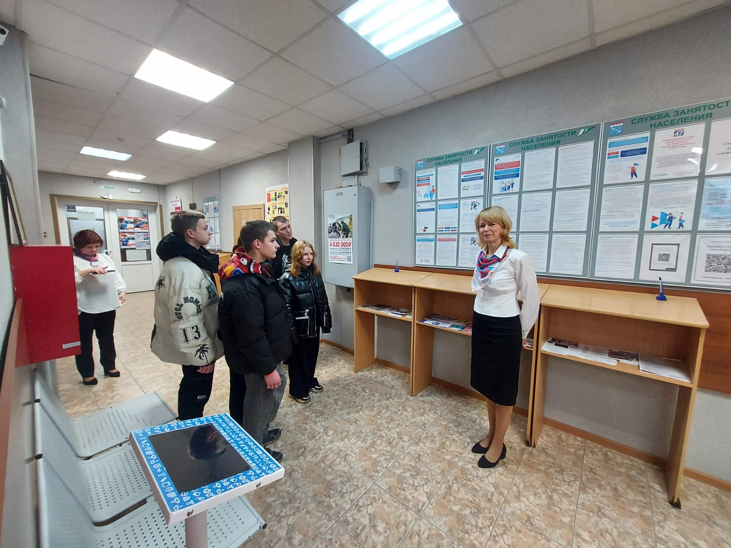 В рамках профориентационной работы воспитанники ГБУ ЛО «Тихвинский ресурсный центр» посетили Тихвинский филиал государственного казённого учреждения «Центр занятости населения Ленинградской области»