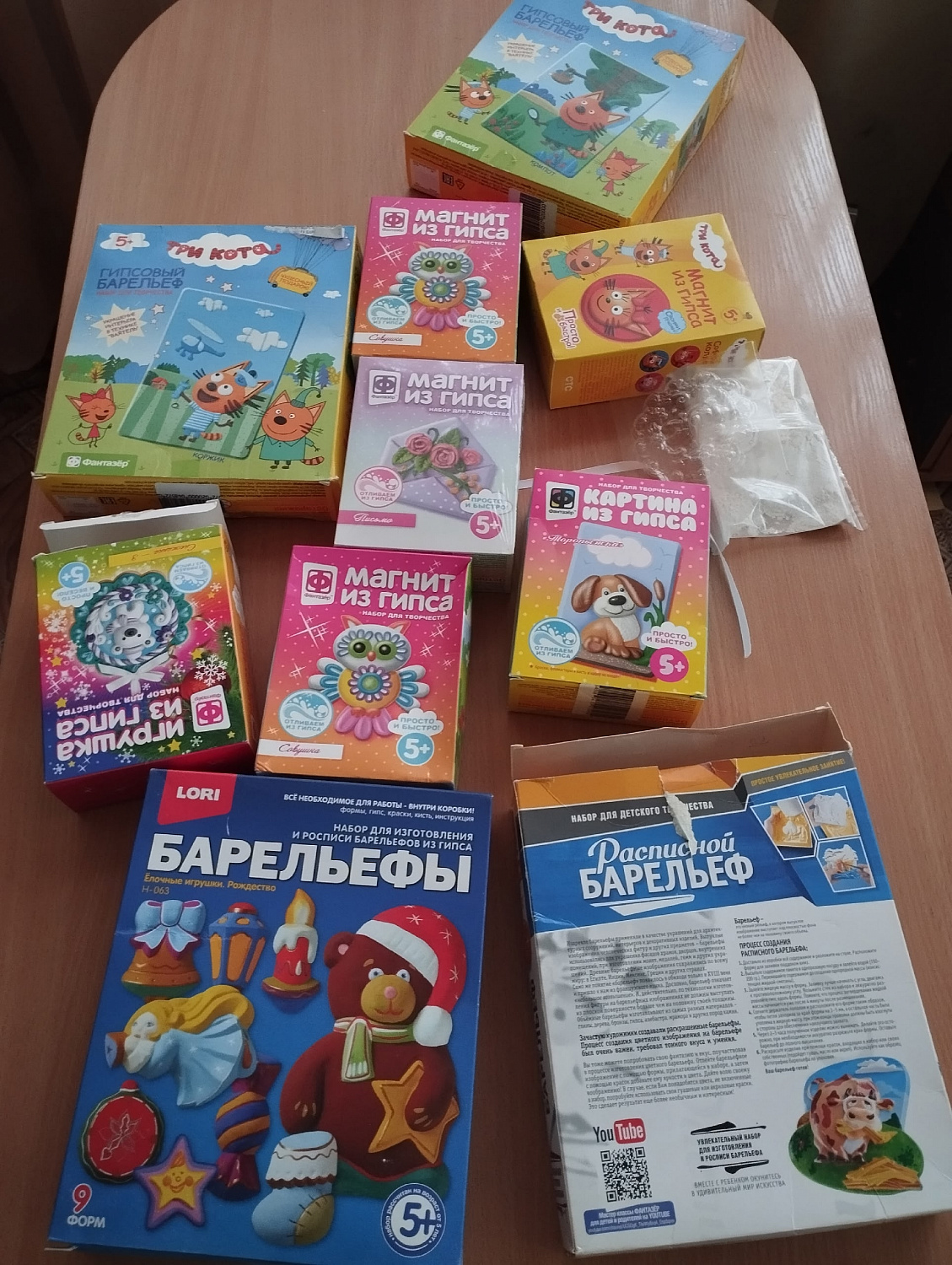 Волшебство из гипса: в библиотеке центра прошел творческий мастер-класс по барельефам.