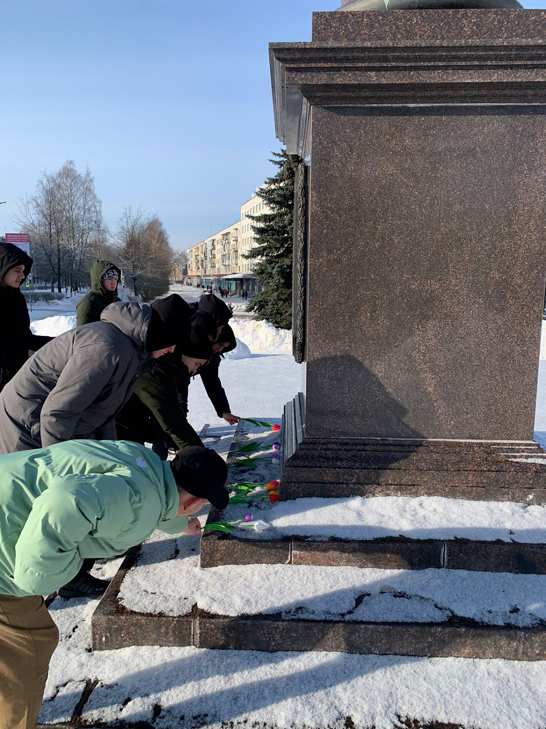 Возложение цветов к стеле "Город воинской славы"